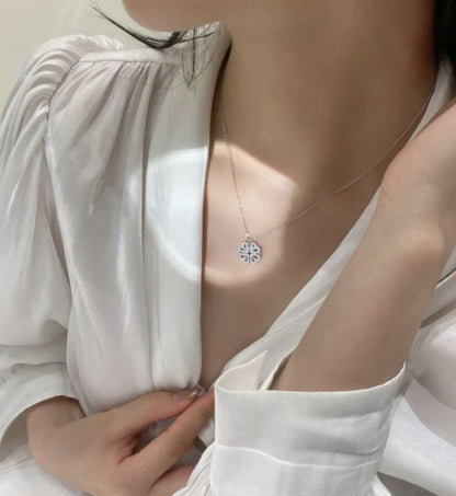 Magnetic Folding Heart Shaped Four Leaf Clover Pendant Love